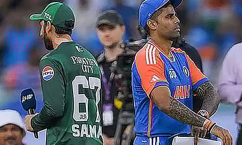 இந்தியா - பாகிஸ்தான் போட்டி: மீண்டும் கை குலுக்கலை தவிர்த்த கேப்டன்கள்
