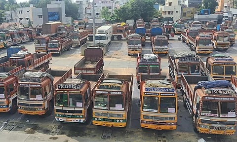 தகுதி சான்றிதழ் கட்டண உயர்வை ரத்து செய்யக்கோரி நாளை முதல் லாரிகள் வேலை நிறுத்தம்