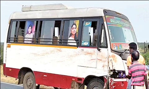 தூத்துக்குடி அருகே  வேன் - பைக் மோதல்: 2 குழந்தைகள் உள்பட 5 பேர் பலியான சோகம்
