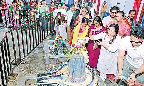 சிவலிங்கத்திற்கு பக்தர்கள் பாலாபிஷேகம் செய்யும் காட்சி (இடம்: புரசைவாக்கம்)