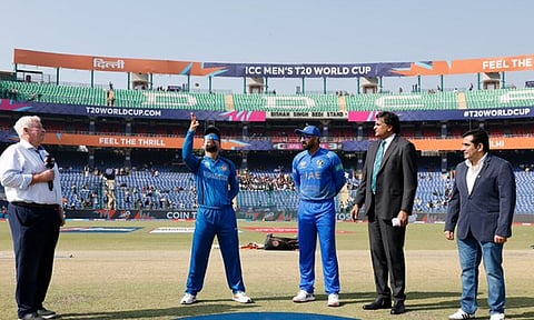 டி20 உலகக் கோப்பை - யுஏஇக்கு எதிராக டாஸ் வென்ற ஆப்கானிஸ்தான் பந்துவீச்சு தேர்வு