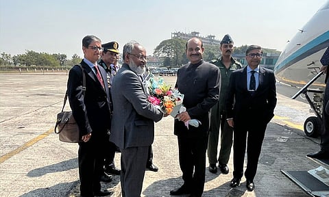 
வங்காளதேச புதிய அரசு பதவியேற்பு; டாக்கா சென்ற ஓம் பிர்லாவுக்கு உற்சாக வரவேற்பு
