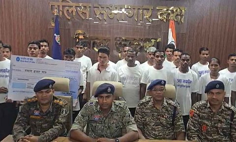 சத்தீஷ்கார்: 22 நக்சலைட்டுகள் போலீசில் சரண்

