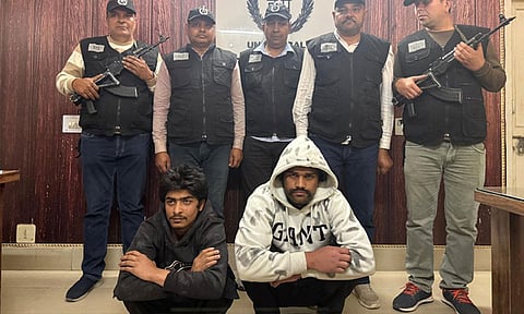 ஜம்மு:  போலீசாரை சுட்டு விட்டு தப்பிய 2 பாகிஸ்தானிய கைதிகள்
