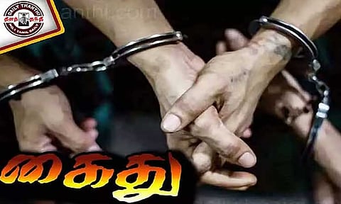 போலீசாருக்கு கொலை மிரட்டல் விடுத்த 4 வாலிபர்கள் கைது: ஆயுதங்கள் பறிமுதல் 