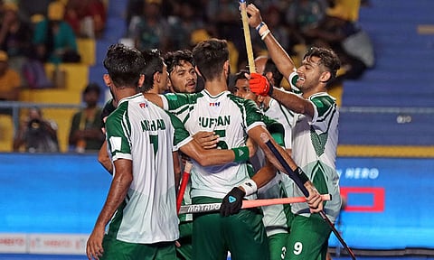 துணிகளை துவைத்து, கழிவறையை சுத்தம் செய்ய வைத்து விட்டனர்; பாகிஸ்தான் வீரர்கள் பரபரப்பு குற்றச்சாட்டு
