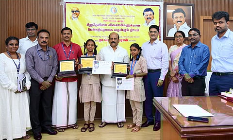 
தேசிய அளவில் வெள்ளிப்பதக்கம் வென்ற மாணவர் அணிக்கு அமைச்சர் தா.மோ. அன்பரசன் பரிசுகள் வழங்கினார்
