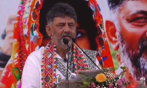 துணை முதல்-மந்திரி கூட்டத்தில் செருப்பை காட்டி, அவதூறாக பேசி வன்முறை; எப்.ஐ.ஆர். பதிவு
