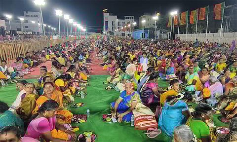 விளக்கு பூஜையில் பங்கேற்ற பெண்கள்