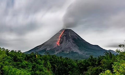 
இந்தோனேசியாவில் எரிமலை திடீர் வெடிப்பு, 4 நிலநடுக்கம் பதிவு: மக்களுக்கு எச்சரிக்கை