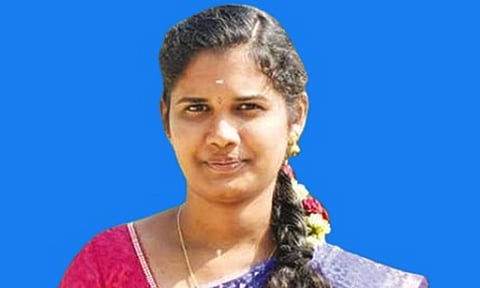 சேலம் அருகே சோகம்.. காதல் விவகாரத்தில் ஆசிரியை எடுத்த விபரீத முடிவு 
