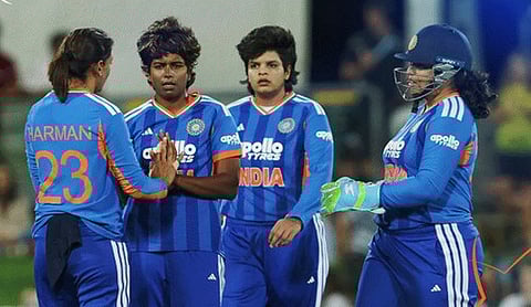 பெண்கள் கிரிக்கெட்: இந்தியாவுக்கு 164 ரன்கள் இலக்கு நிர்ணயித்தது ஆஸ்திரேலியா
