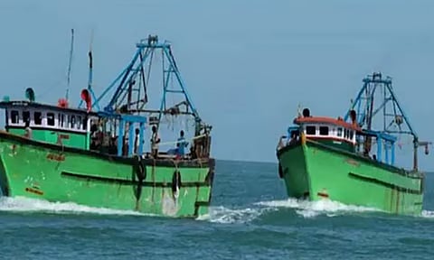 தமிழக மீனவர்கள் 22 பேரை கைது செய்த இலங்கை கடற்படை