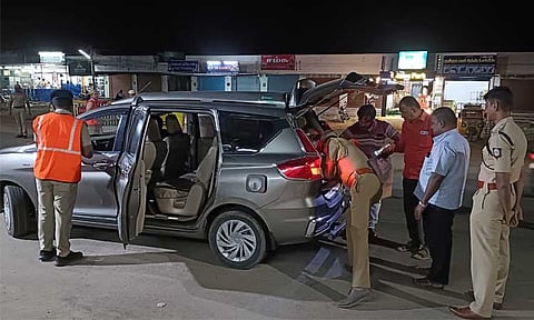 சட்டமன்ற தேர்தலை முன்னிட்டு சோதனை சாவடிகளில் தீவிர சோதனை: தூத்துக்குடி எஸ்.பி. நேரில் ஆய்வு 