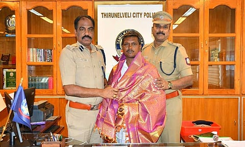 முதியவரிடம் செயின் பறித்தவரை மடக்கி பிடித்தவர்; நெல்லை போலீஸ் கமிஷனர் பாராட்டு 