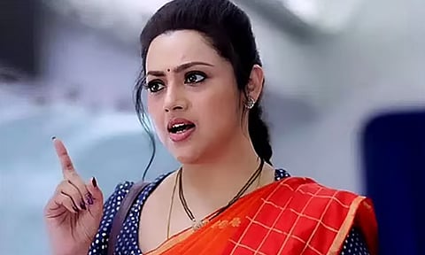 "கேக்குறதுக்கு ஆள் இல்லனா என்ன வேணா பேசிடலாமா.." கொந்தளித்த நடிகை மீனா