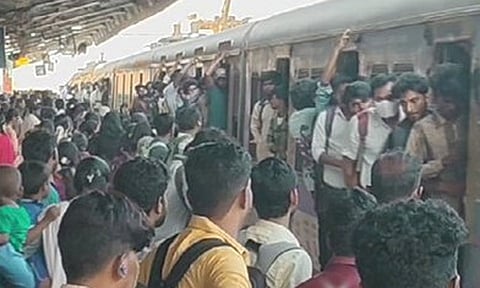 சென்னை மின்சார ரெயில் சேவையில் பாதிப்பு - வருத்தம் தெரிவித்த ரெயில்வே