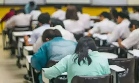 மராட்டியத்தில் 12-ம் வகுப்பு பொதுத்தேர்வு வினாத்தாள் சமூக வலைதளத்தில் கசிவு 