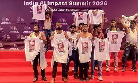 டெல்லி ஏ.ஐ. மாநாட்டு அரங்கில் காங்கிரசார் போராட்டம்: ராகுல் காந்தியே காரணம் என பா.ஜ.க. குற்றச்சாட்டு 