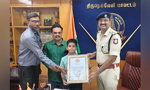 சதுரங்க போட்டியில் உலக சாதனை படைத்த பள்ளி மாணவன்: நெல்லை எஸ்.பி. பாராட்டு 