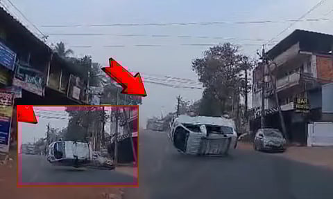 கேரளா: கார் - மினிவேன் மோதி விபத்து - பதறவைக்கும் வீடியோ 