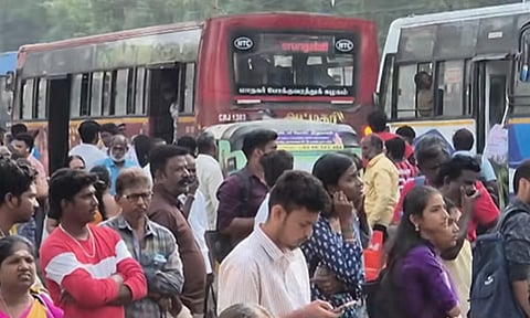 எழும்பூர் ரெயில் நிலையத்தில் புனரமைப்பு பணி எதிரொலி - தாம்பரத்தில் அலைமோதும் பயணிகள் கூட்டம்