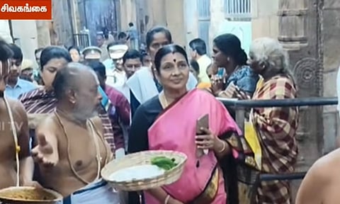 சிவகங்கை சவுமிய நாராயண பெருமாள் கோவிலில் துர்கா ஸ்டாலின் சாமி தரிசனம் 