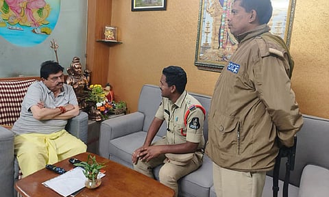 தெலுங்கானா பா.ஜ.க. தலைவர் வீட்டு காவலில் வைப்பு
