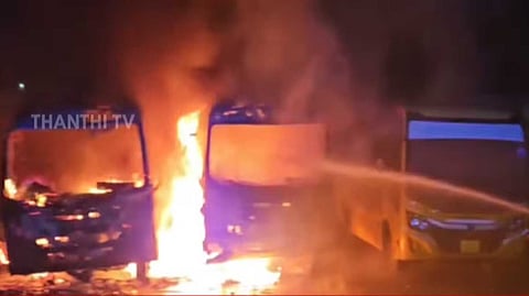 கேரளா; தனியார் பள்ளியில் திடீர் தீ விபத்து - 4 பேருந்துகள் நாசம்