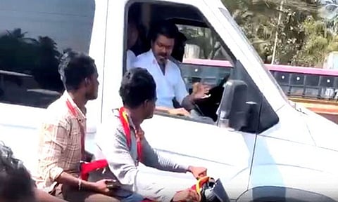 தன் வாகனத்தை பின்தொடர வேண்டாம் என தவெகவினரிடம் கெஞ்சிய விஜய்