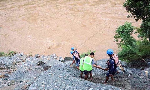 நேபாளத்தில் பஸ் ஆற்றில் கவிழ்ந்து விபத்து: 18 பேர் பலி