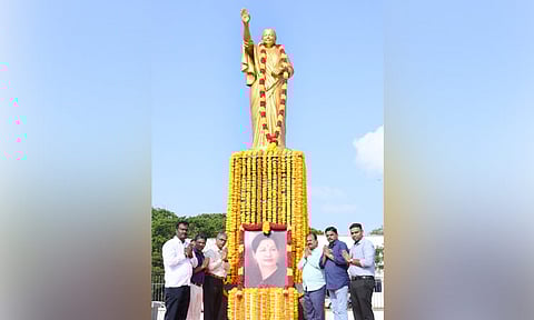 78-வது பிறந்த நாள்: ஜெயலலிதா உருவப்படத்துக்கு அரசு மரியாதை - அமைச்சர்கள் பங்கேற்கவில்லை 