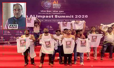 ஏ.ஐ. மாநாட்டில் அரை நிர்வாண போராட்டம்... இளைஞர் காங்கிரஸ் தலைவர் கைது; ஜனநாயக படுகொலை என தந்தை கண்டனம்
