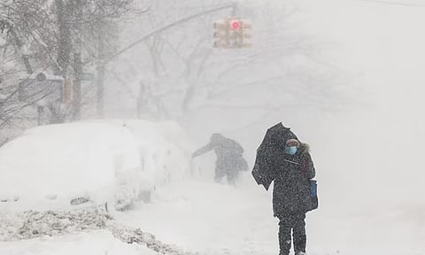 அமெரிக்காவில் வரலாறு காணாத  பனிப்புயல்:  வீடுகளில் முடங்கிய மக்கள்- விமான சேவை பாதிப்பு