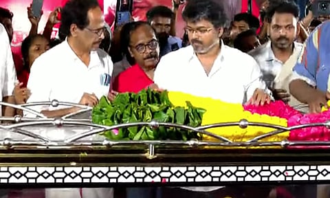 நல்லகண்ணு உடலுக்கு த.வெ.க. தலைவர் விஜய் நேரில் அஞ்சலி 