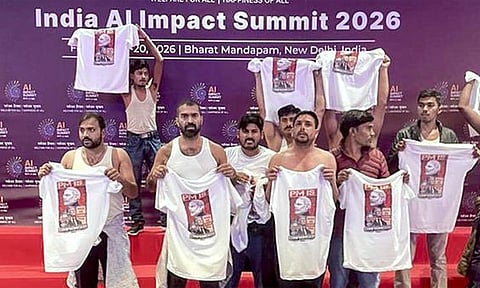 டெல்லி ஏஐ மாநாட்டில் சட்டையின்றி போராட்டம்: காங்கிரஸ் கட்சியை சேர்ந்த மேலும் 3 பேர் கைது

