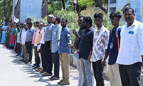 தூத்துக்குடியில் கல்லூரியில் ஆசிரியர்கள் மனித சங்கிலி போராட்டம் 