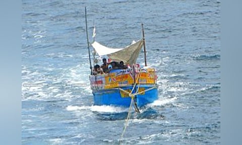 ஆழ்கடலில் தத்தளித்த 6 மீனவர்கள் பத்திரமாக மீட்பு