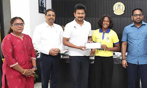 சர்வதேச போட்டிகளில் பங்கேற்கும் தமிழக வீரர், வீராங்கனைகளுக்கு நிதியுதவி: உதயநிதி வழங்கினார் 