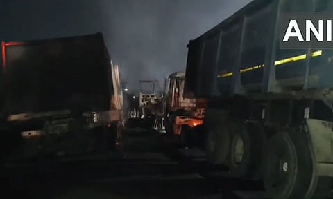 ஜார்கண்ட்:  சாலையில் வாகனங்கள் அடுத்தடுத்து மோதல்; எரிந்து சாம்பலான 4 கனரக லாரிகள்
