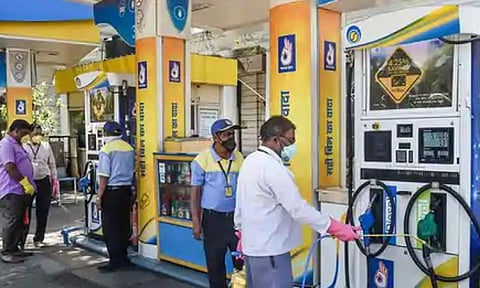 நாடு முழுவதும் ஏப்.1 முதல்  20 சதவீதம் எத்தனால் கலந்த பெட்ரோல் விற்பனை செய்வது கட்டாயம்: மத்திய அரசு