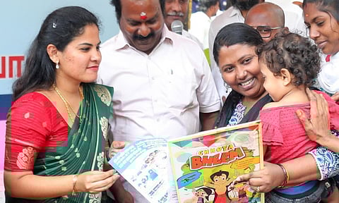 செய்தித்தாள் வாசிப்பை ஊக்குவிக்கும் வினாடி வினா போட்டி - மாணவர்களுக்கு பரிசு வழங்கினார் மேயர் பிரியா
