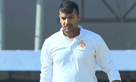 ரஞ்சி கோப்பை: கர்நாடகா 220 ரன்கள் சேர்ப்பு 
