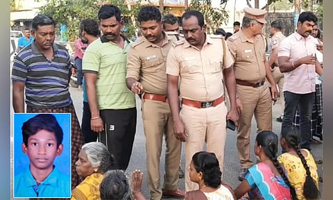 கோவில்பட்டியில் சிறுவன் வெட்டிக் கொலை: குற்றவாளிகளை கைது செய்யக்கோரி உறவினர்கள் சாலை மறியல் 