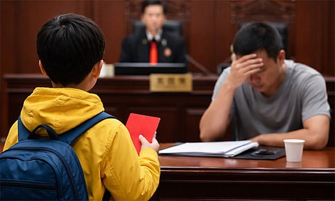 அப்பா மீது வழக்கு தொடர்ந்த 10 வயது மகன் - கோர்ட்டு அதிரடி தீர்ப்பு