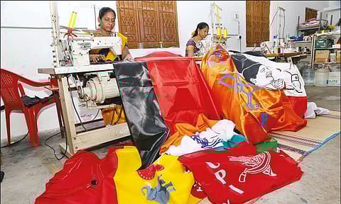 களை கட்டும் தேர்தல் களம்: திருப்பூரில் கட்சி கொடிகள் தயாரிக்கும் பணி தீவிரம்