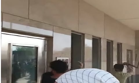 பாகிஸ்தானில் அமெரிக்காவுக்கு எதிராக போராட்டம்: தூதரகத்தை சூறையாடிய கும்பல்- 8 பேர் பலி
