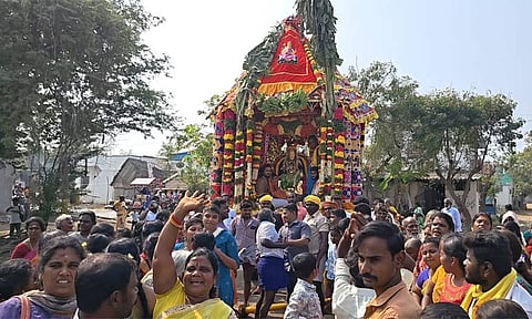 தேர் இழுத்த பக்தர்கள்