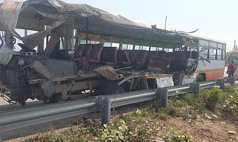 உ.பி: சாலையோரம் நிறுத்தப்பட்ட லாரி மீது பஸ் மோதி கோர விபத்து - 3 பேர் பலி 

