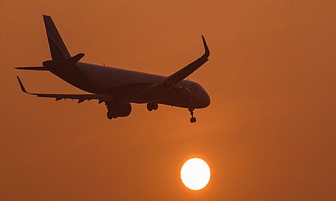 
கத்தாரில் மட்டும் 8 ஆயிரம்... வளைகுடா நாடுகளில் 20 ஆயிரத்திற்கும் மேற்பட்ட பயணிகள் சிக்கி தவிப்பு
